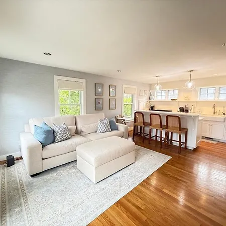 Charming 3-Bedroom Home In The Heart Of Oak Bluffs